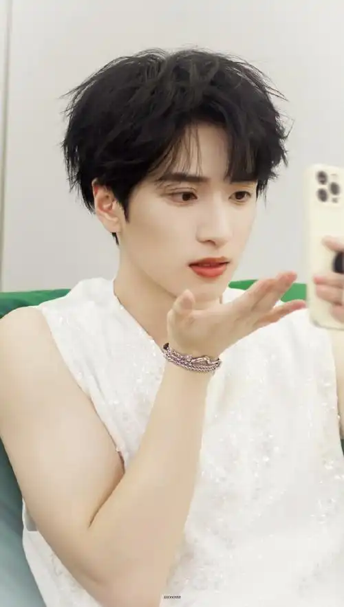 严浩翔爆闪白t#        #严浩翔楼非楼演唱会#严浩翔超话