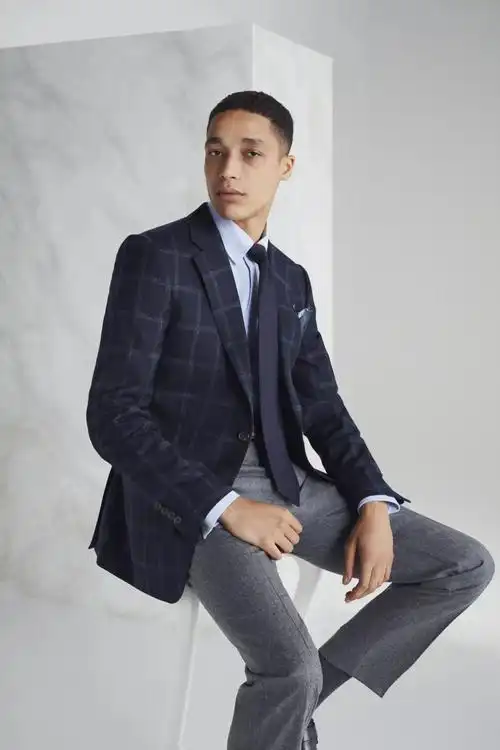 此次小编贴心的为男士预备了三种分歧气势的穿搭技能,知足分歧职业