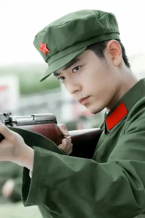这感觉就来了,肖战在王牌部队里的顾一野这身军装完全是军旅小说里走