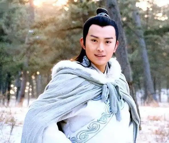 童年男神黄海冰:曾四拒琼瑶,再婚靠蹭饭娶到小12岁娇妻,如今儿女双全