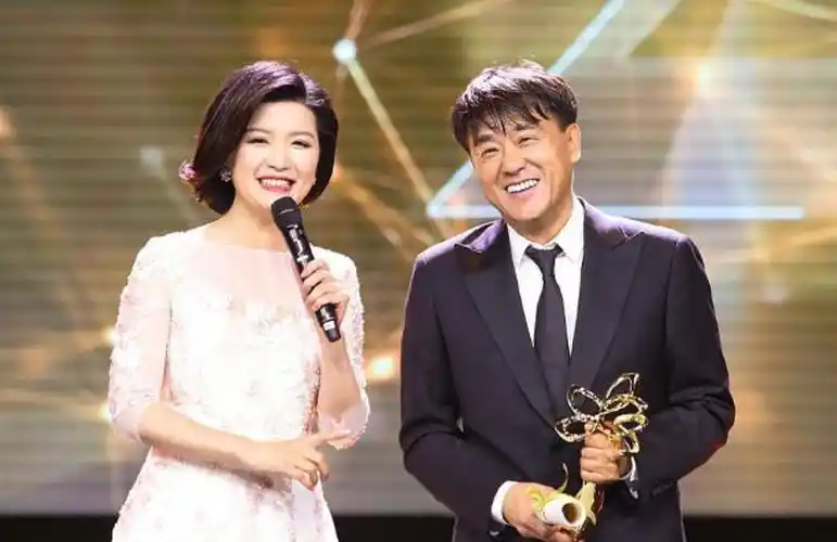 回顾演员何冰娶了初中同桌婚后事业蒸蒸日上赚的钱全部上交