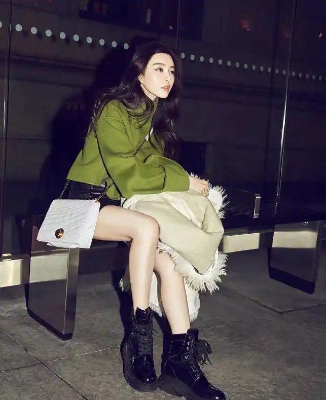 原创范冰冰玩街拍黑短裤配绿卫衣彰显御姐范大长腿美到犯规