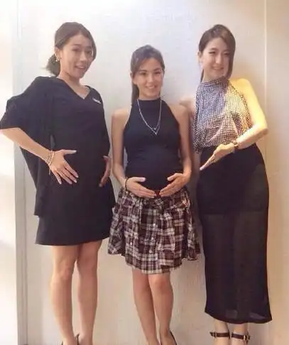 昆凌挺7个月孕肚与友人合影 四肢纤细笑容清纯