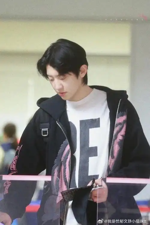 朴灿烈每日一安利##朴灿烈#黑衣小圆完全99又帅又可爱!