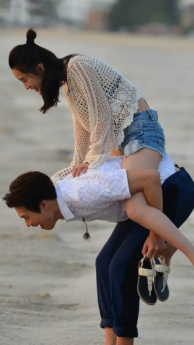 李沁魏大勋同游海边,两人就撒狗粮吧!"清新"cp甜得要命,齁甜