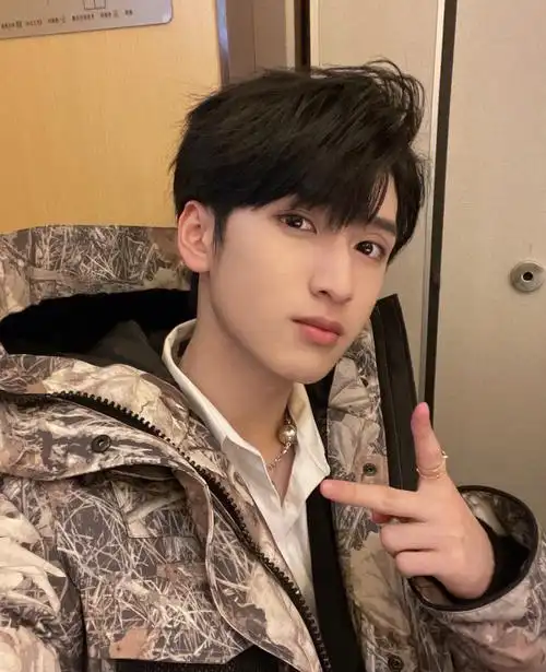 比耶7099都好帅,帅哭01我了#严浩翔 #严浩翔自拍