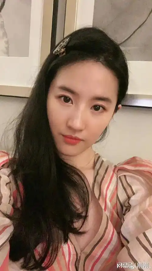 刘亦菲睡衣素颜自拍皮肤水嫩如少女