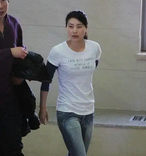 和生活照过于普通被网友抓住这一点来写郭晶晶的豪门生活有多不平凡