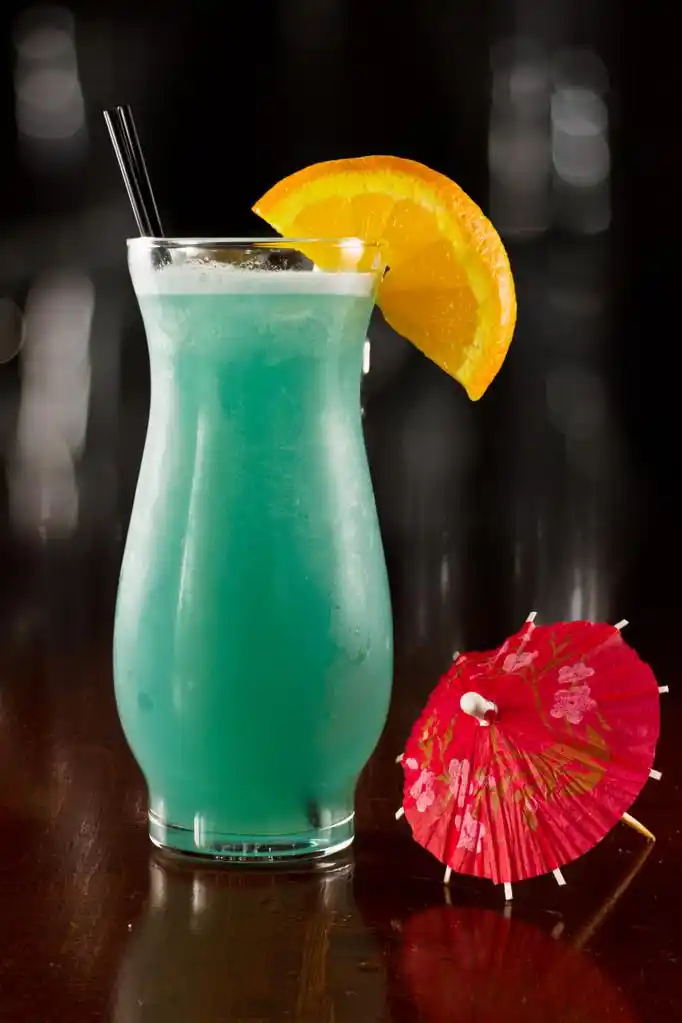 蓝色夏威夷,上重点栏顶部的蓝色夏威夷鸡尾酒的特写