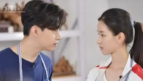 刘宪华陈都灵真的在一起了吗(两人在节目中的互动超甜)