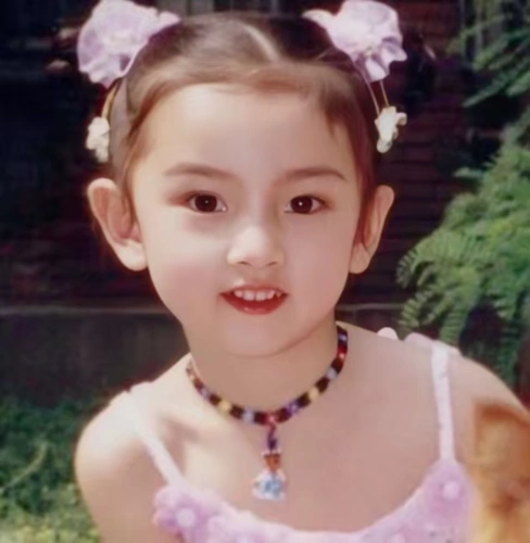 宋祖儿儿时照片萌翻众人登抖音奇妙夜穿抹胸配西装轻熟风夺目