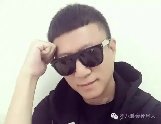 孙红雷带领极限男人帮剪的锅盖头实在太辣眼睛!然而却落下妖艳朱碧石