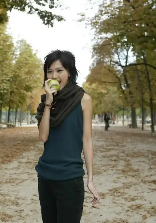 回顾歌手孙燕姿嫁普通丈夫婚后连生二胎一家四口其乐融融