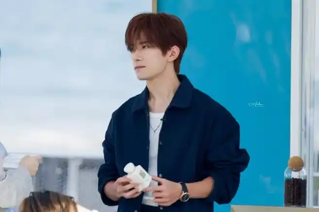 易烊千玺超话#易烊千玺说小小的我今年上#    「 2024年4月18日,在