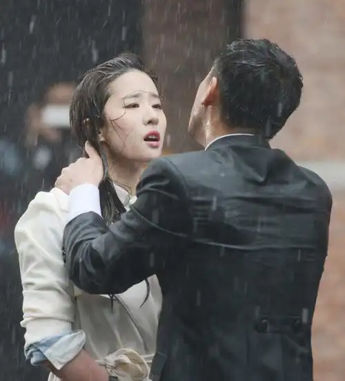 《露水红颜》发布剧照 刘亦菲王学兵雨中热吻[高清大图]