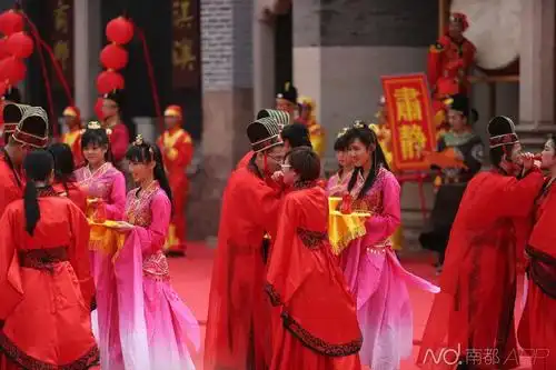 20对新人正在喝交杯酒.南都记者 吴进 摄