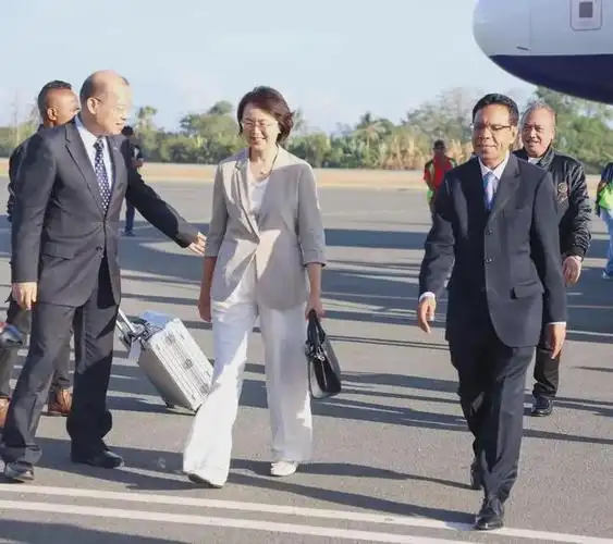 10月1日我国驻东帝汶美女大使王文丽拖着一个行李箱就上任了