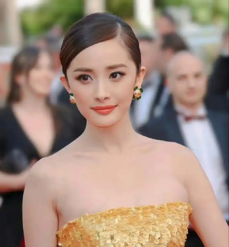 杨幂以前也是走过一次戛纳红毯的,那时候的状态很好,不知道为什么现在