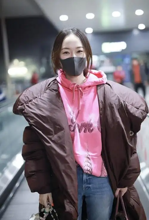 厉害了霍思燕!超大羽绒服配卫衣真够潮,网友:38岁都嫩成18岁了