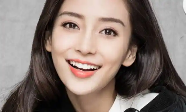 angelababy牙齿矫正后又变脸,网友:好像迪丽热巴!