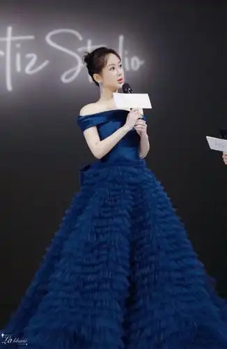 杨紫星空蓝露肩礼服!肩颈线条好优越,是漫步烟雨江南的典雅公主