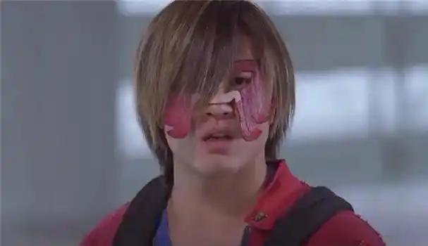 2004年安志杰有幸和成龙大哥合作《新警察故事》,在里面饰演黄毛刘天.