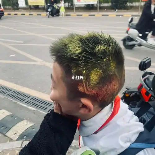 远远看见一个头发黄黄的小孩,我还说谁家那么大胆让孩子染头发去学校