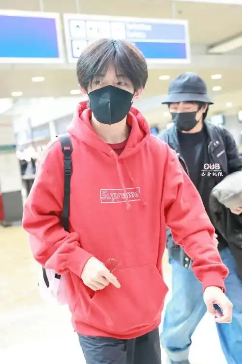 易烊千玺瑞士出发#  易烊千玺瑞士出发96  顺毛红色连帽卫衣好嫩