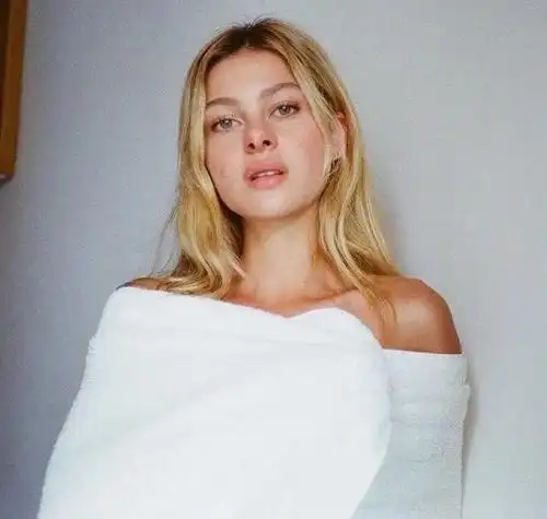 贝克汉姆准儿媳秀紧致腹部力证没怀孕大布感叹完美身体