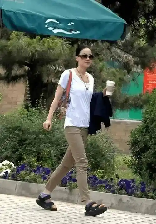 王菲逛街被抓拍到,穿超短裤连臀型都遮不全,腿是又细又长很漂亮,可太