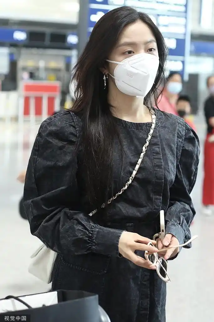 组图:王艺瑾素颜皮肤白皙颜值吸睛 穿泡泡袖牛仔裙变酷girl