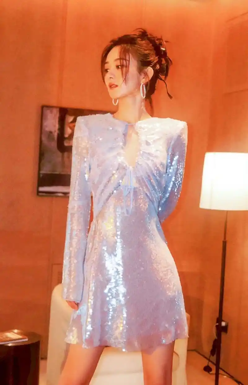 赵丽颖的腰臀比真的是绝了,虽然实力演员不需要营销身材,但是姐姐真的