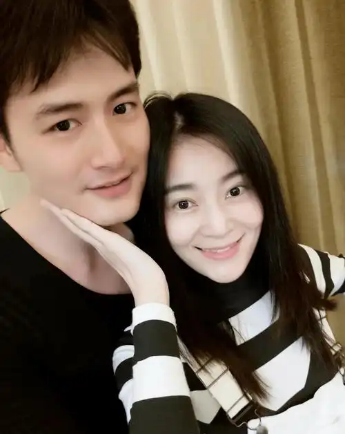 演员王雨王媛可被疑婚变!常年和双方父母挤一屋,女方今独带俩儿