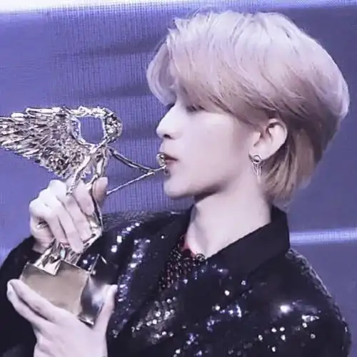 真爱粉专属|蔡徐坤头像壁纸【541期】