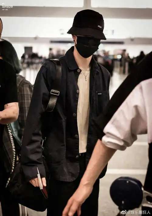 王一博回国机场照##王一博回国机场饭拍路透