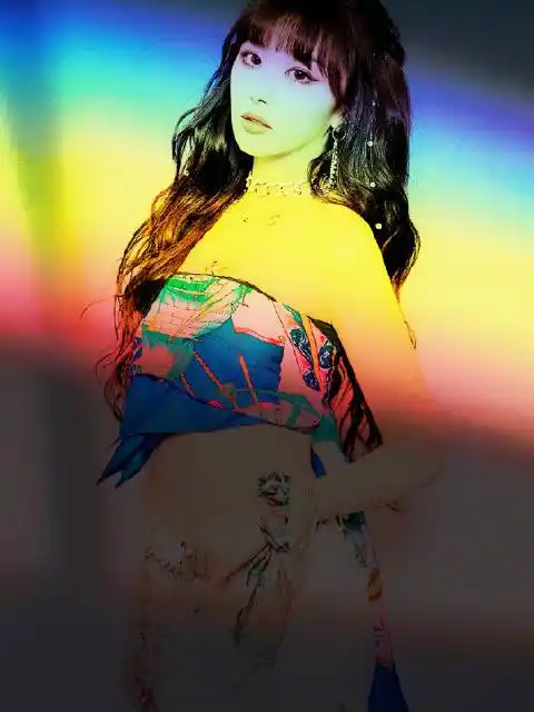 在新歌notme中孔雪儿首秀舞台尝试性感蓝色丝巾抹胸造型