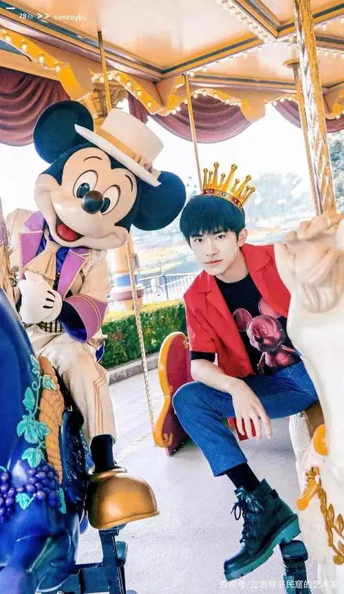 易烊千玺连续四天上热搜 出关后空降上海迪士尼首个活动