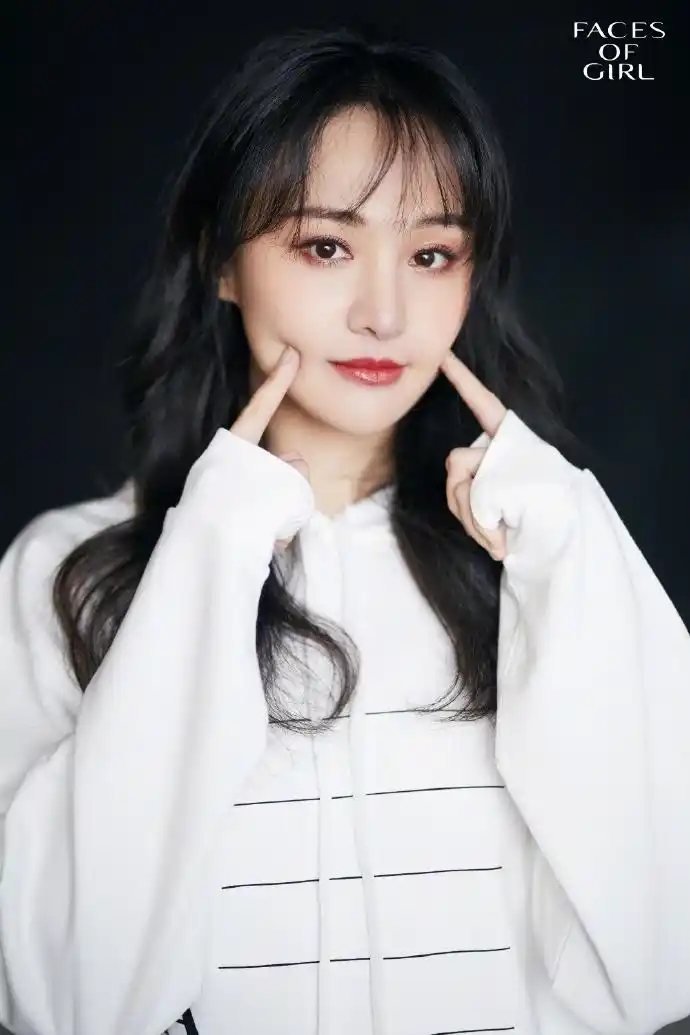 高糊也美郑爽路透生图曝光身穿复古红裙笑容甜