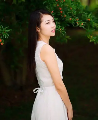 长瓜子脸三七分后梳 长发发型