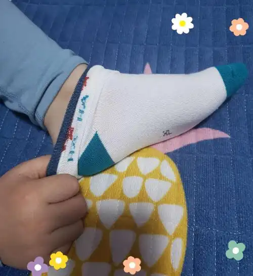 幼儿园家庭教育指导资源—小班自理能力培养《我会正确脱袜子》