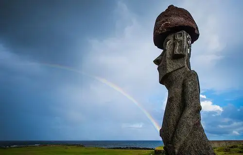 回头望向海边仔细看原来天空上挂着双弧彩虹神奇的一刻海边草坪上还有
