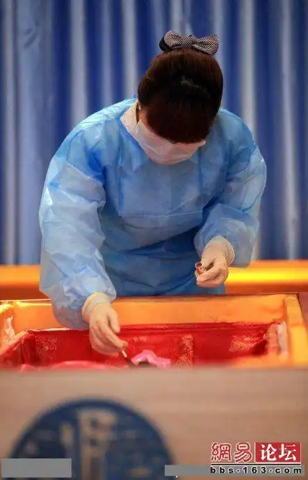 走进90后美女入殓师的生活生命的终点的遗体美容师