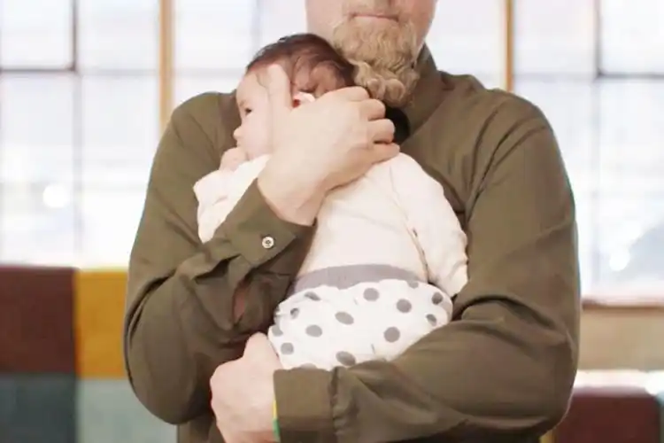 三个月前宝宝必须横抱?并不是!竖抱有这些好处或许你没想到