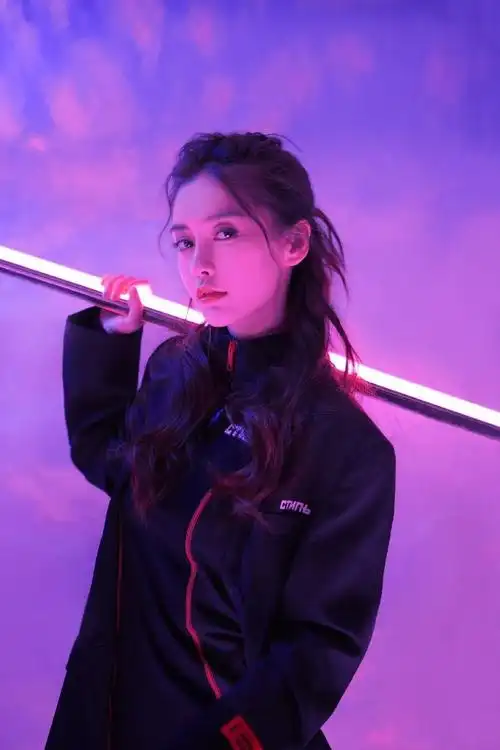 杨颖着廓形西装内搭连衣裙全黑look酷帅十足