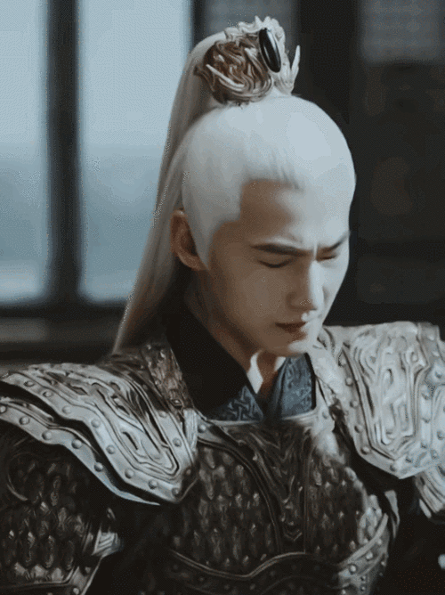 如果相柳是杨洋来演#杨洋白发造型看起来也很飒啊,但是评论区好像不