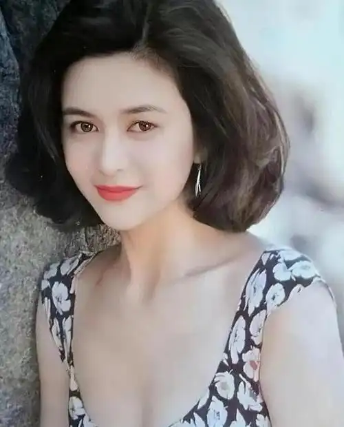 关之琳的泳装剧照重新定义美丽与魅力的标准关之琳,这是一个在香港