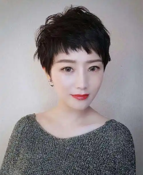 中年女性剪什么短发好看,50一60岁女人烫发发型-图1