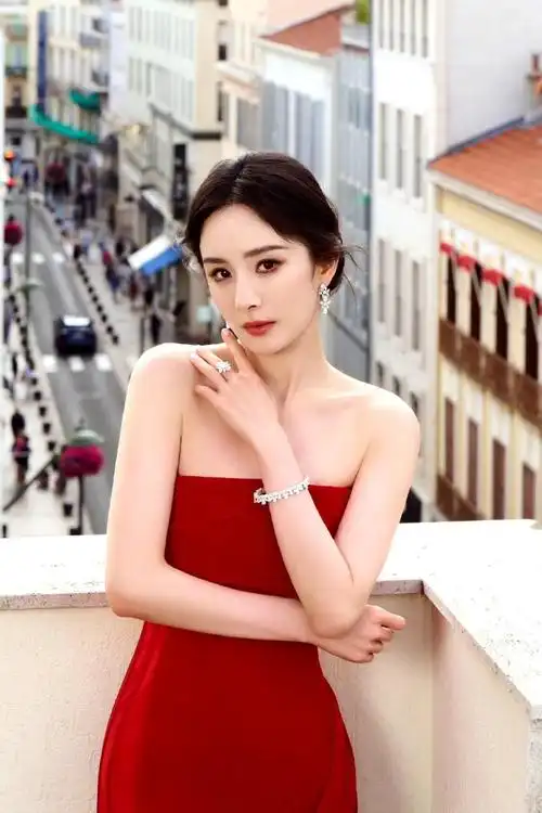 抹胸高定#杨幂新剧再现红妆魅力,饰演涂山红红身穿中国红抹胸高定礼服