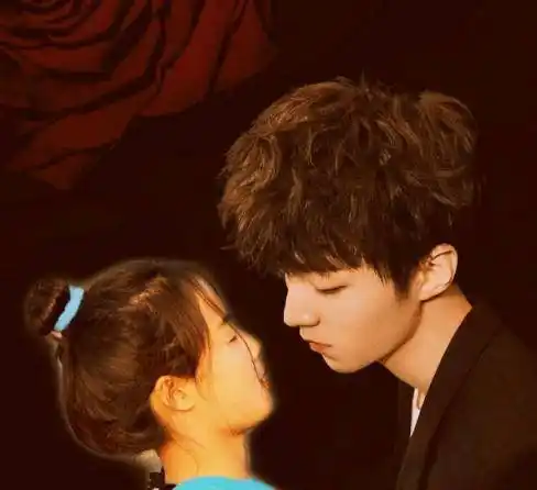 画面中王俊凯像是低着头准备亲吻对方似的,这位追星女孩闭着眼睛抬着