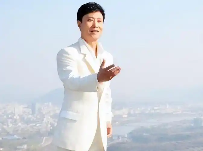 回顾歌手耿为华娶小14岁女粉丝为妻离婚那天和女儿抱头痛哭